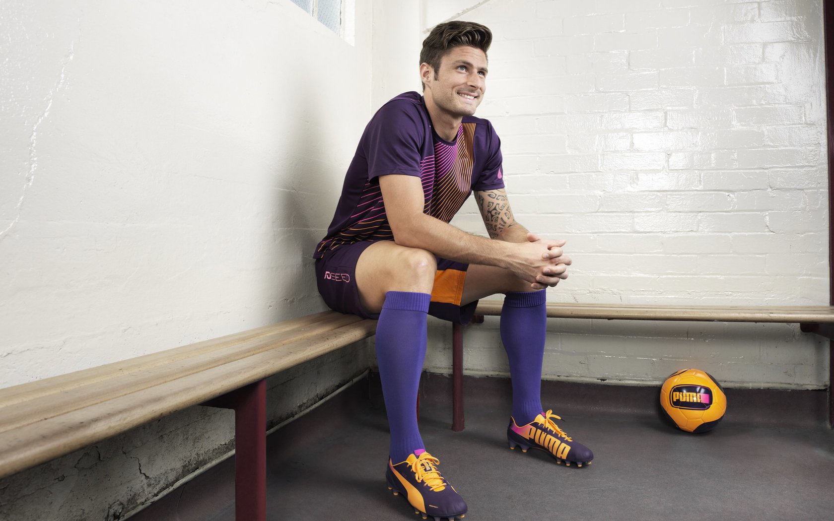 意大利女子接力队配合更默契，意大利接力队队员